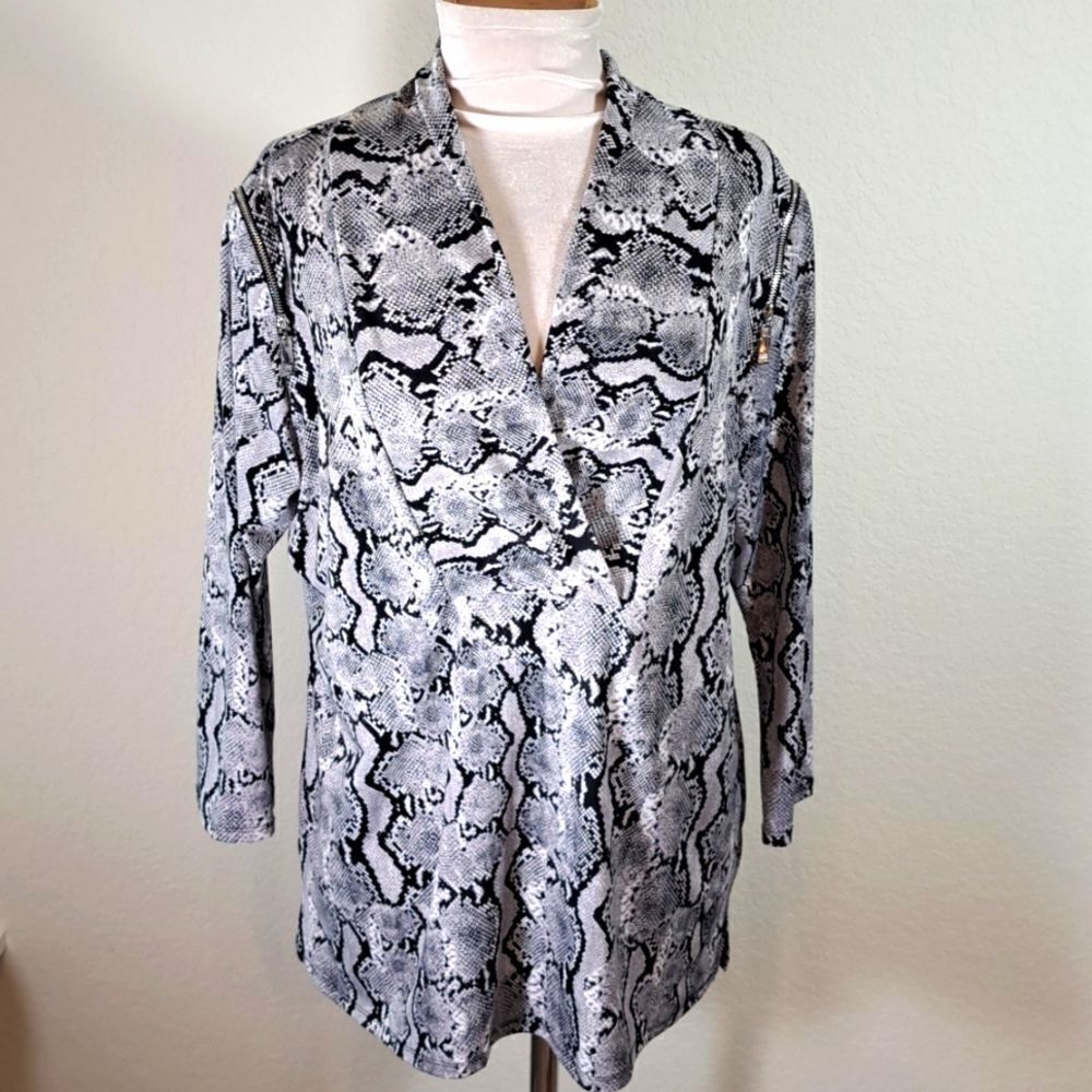 Chaus Women’s Top Snakeskin V-neck Zipper Details at Shoulder 3/4 Sleeve Size L